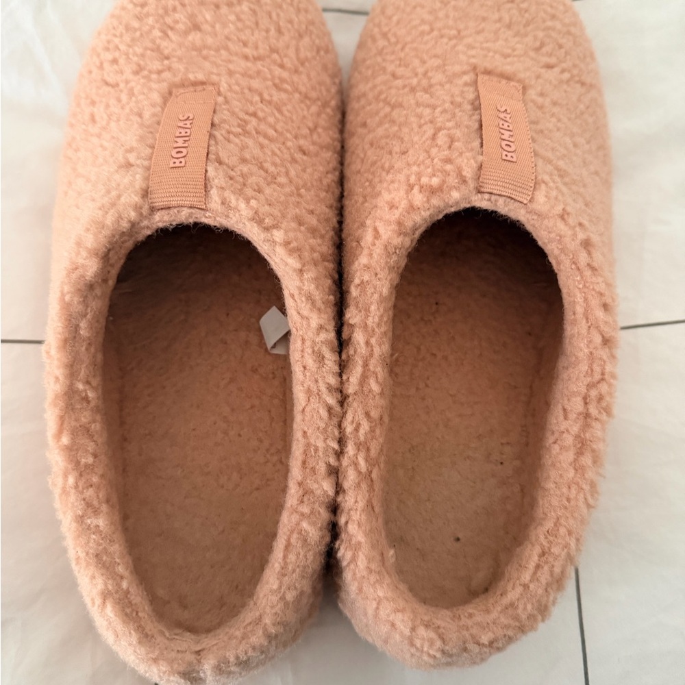 Bombas Women's Sunday Slippers in faux sherpa material in pink/apricot. Size 8.